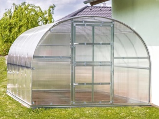 Obloukové skleniky z ocelových profilů –  Gardentec Classic 8 x 3 m, polykarbonát 4 mm